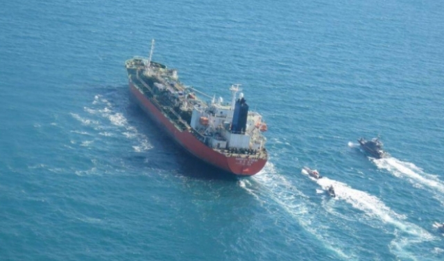 الحرس الثوري الإيراني يحتجز سفينة 