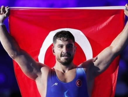 التركي طه آق غُل يفوز ببطولة العالم للمصارعة للمرة الثالثة
