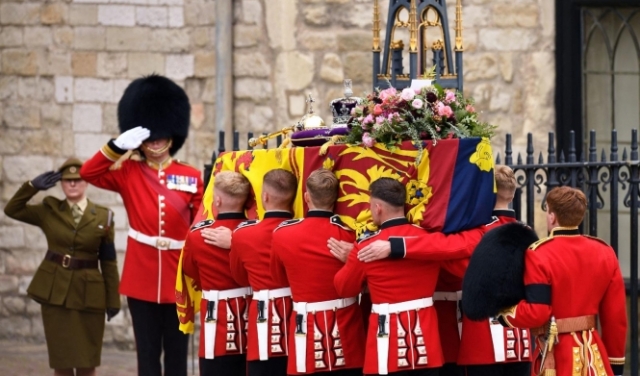 وصول جنازة الملكة إليزابيث الثانية إلى كنيسة ويستمنستر