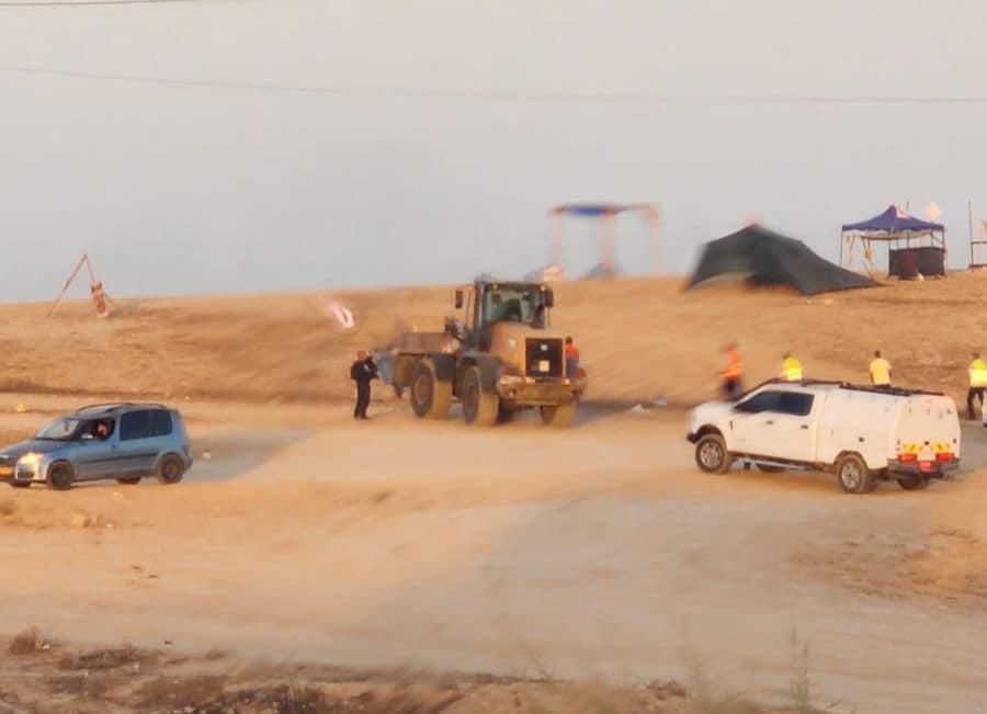 آليات السلطات الإسرائيلية تقتحم وتقتلع الخيام في ضاحية 11 برهط