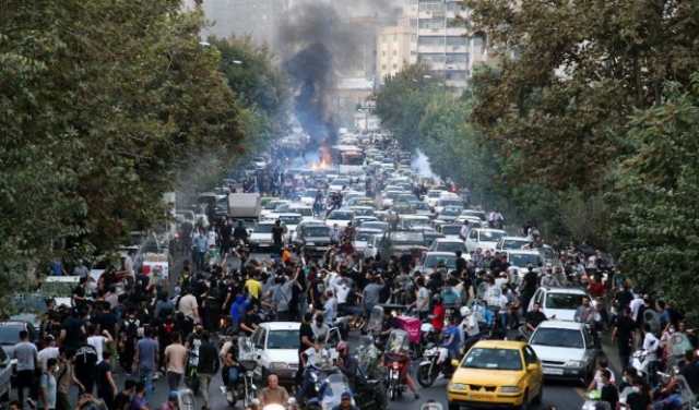 إيران: حجب شبكات تواصل اجتماعي وعشرات القتلى في الاحتجاجات وعقوبات أميركية