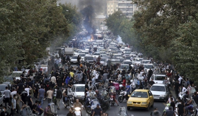 إيران: قمع واعتقالات.. نظام يستفرد بالمحتجين