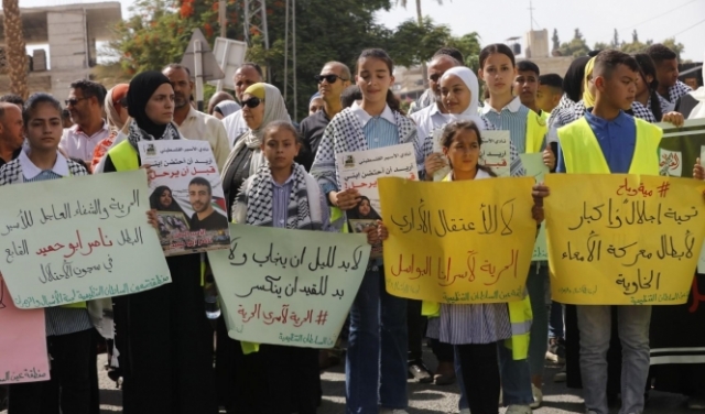 رفضا للاعتقال الإداري: 30 أسيرا يشرعون بالإضراب عن الطعام