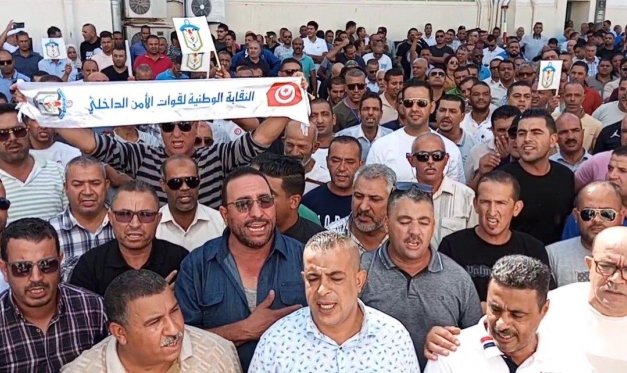 تونس: عناصر من الأمن والشرطة يتظاهرون للدفاع عن العمل النقابي