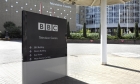 "بي بي سي" تلغي مئات الوظائف وتوقف البث الإذاعي بـ10 لغات إحداها العربية