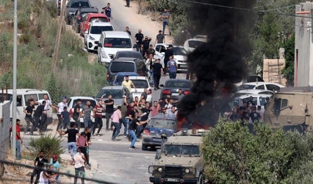 الاحتلال يحاصر نابلس وإصابات بمواجهات بالضفة