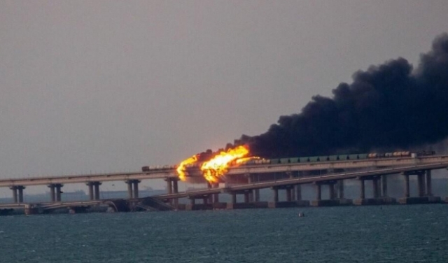 حريق اندلع على جسر القرم 