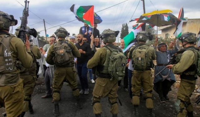 بحماية جيش الاحتلال: مستوطنون يعتدون على الفلسطينيين في أنحاء الضفة 