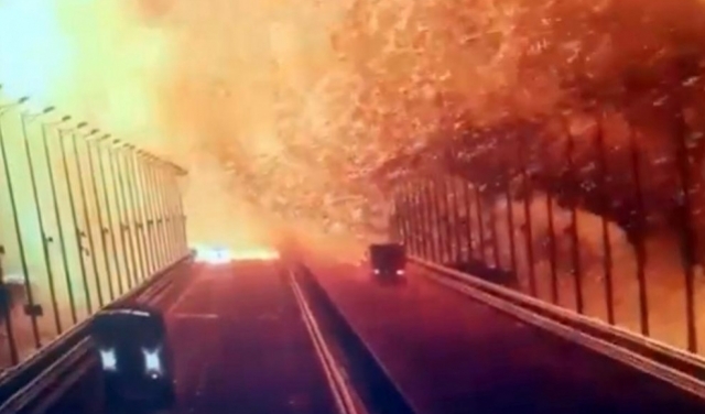 بوتين يحمل الاستخبارات الأوكرانية مسؤولية الانفجار على جسر القرم