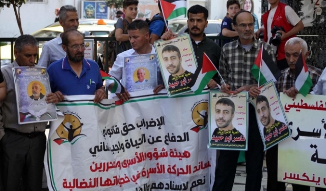 50 أسيرا إداريا يواصلون الإضراب عن الطعام
