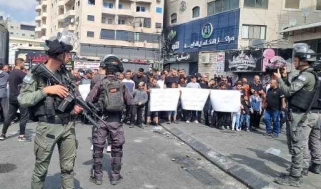 الاحتلال يقمع المعتصمين في مخيم شعفاط وإضراب يعم القدس والضفة 