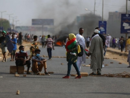 السودان: مقتل متظاهر بالخرطوم وإحراق مقرّ الحكومة في النيل الأزرق