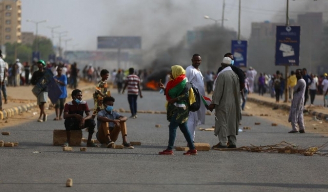 السودان: مقتل متظاهر بالخرطوم وإحراق مقرّ الحكومة في النيل الأزرق 