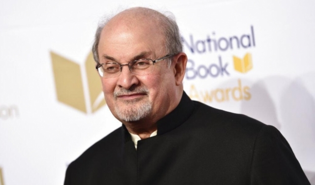 تقرير: سلمان رشدي فقد النظر في إحدى عينيه وشُلّت يده