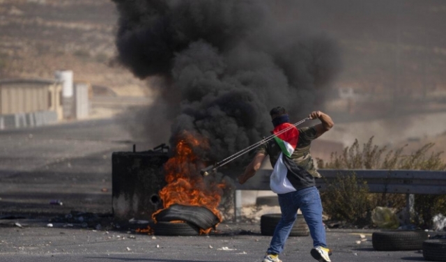 مسيرات غضب وإضراب بالضفة وغزة ودعوات لتصعيد المقاومة