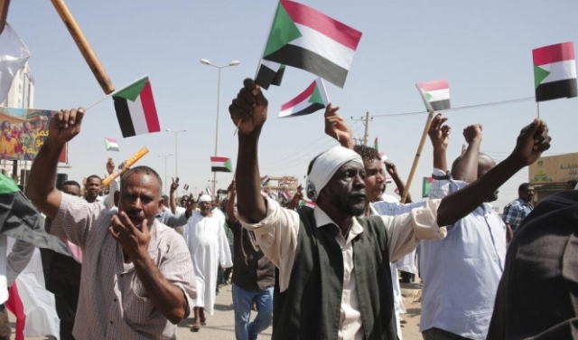 الآلاف يتظاهرون ضد وساطة الأمم المتحدة لحل أزمة السودان