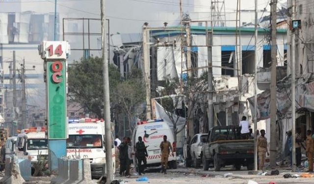 100 قتيل بهجوم بسيارتين مفخختين في مقديشو  