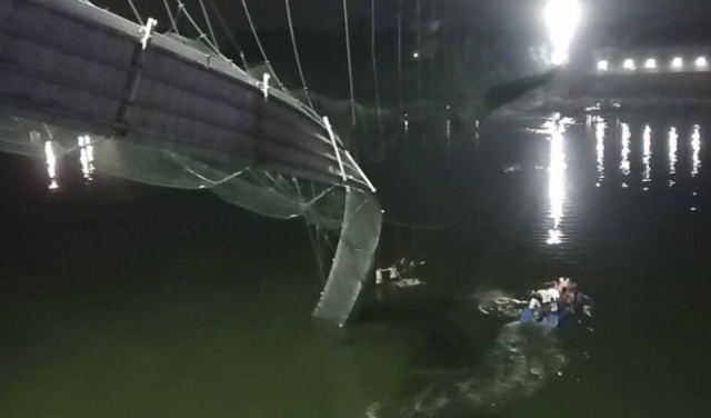 عشرات القتلى إثر انهيار جسر معلّق بغوجارات في الهند
