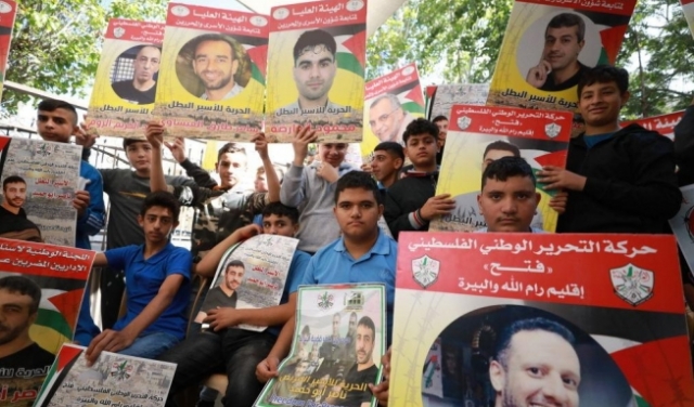 40 أسيرا في سجون الاحتلال يقررون بدء إضراب مفتوح عن الطعام