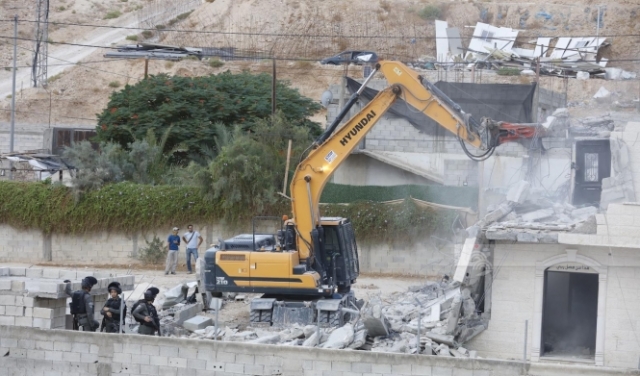 الاحتلال يهدم عمارتين قرب الخليل