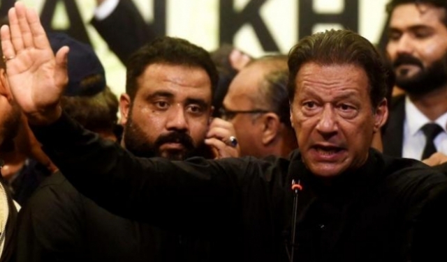 إصابة رئيس الوزراء الباكستانيّ السابق عمران خان في 