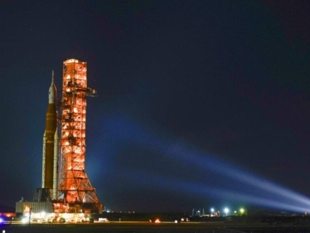 صاروخ "ناسا" إلى القمر يعود لمنصة الإطلاق