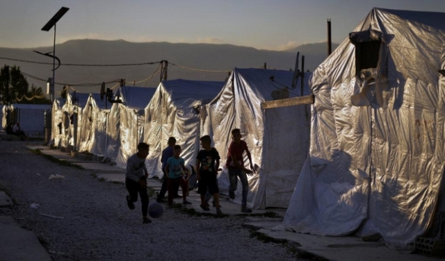 لبنان يعيد قافلة ثانية من اللاجئين إلى سورية
