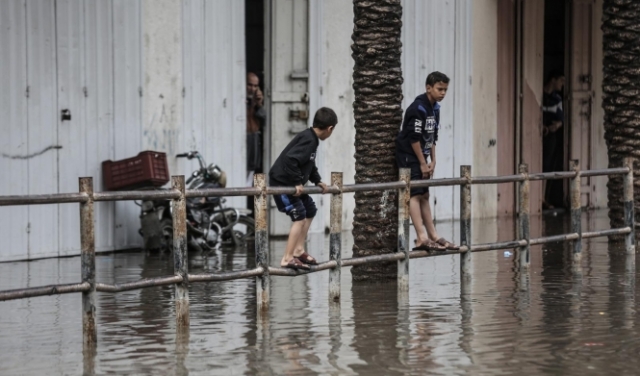 غرق شوارع ومنازل في غزة إثر هطول أمطار غزيرة