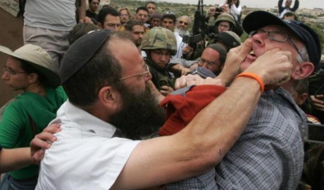 محاضرة لرئيس حركة إرهابية يهودية أمام جنود الاحتلال بالخليل