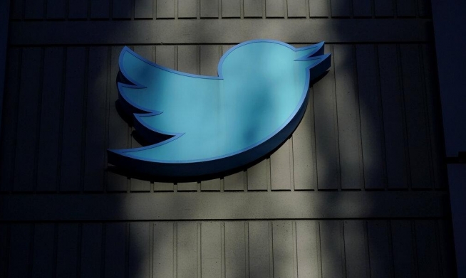 "تويتر" تعيد تفعيل حساب نائبة أميركيّة متطرّفة 