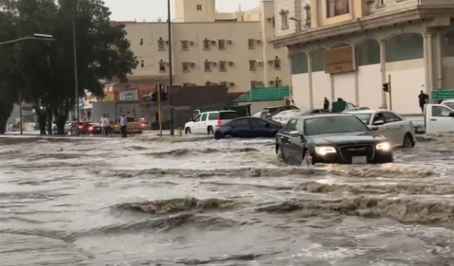السعودية: عاصفة تتسبب بتعليق الدراسة وإغلاق الطرق إلى مكة