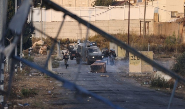 الاحتلال يعتقل فتى قرب نعلين بعد إصابته بالرصاص الحي