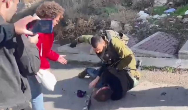 الخليل: جنود الاحتلال يعتدون على ناشطين يساريين إسرائيليين