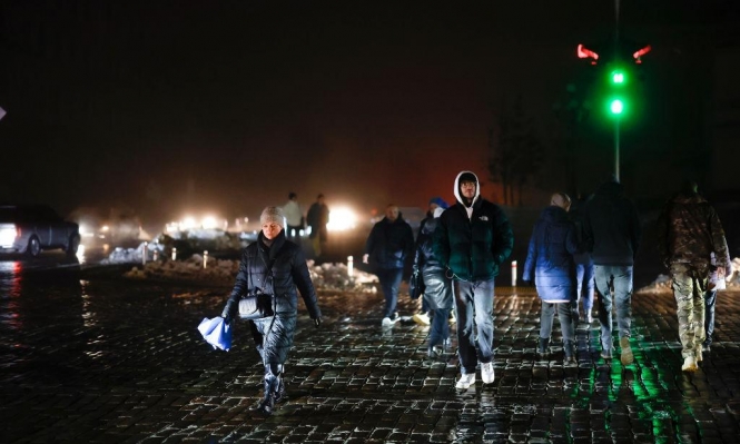 ملايين الأوكرانيين غارقون في العتمة إثر ضربات روسية