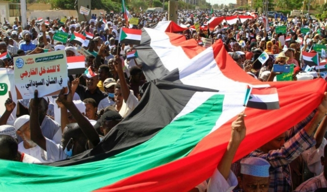 الآلاف يتظاهرون في السودان ضد تدخل الأمم المتحدة