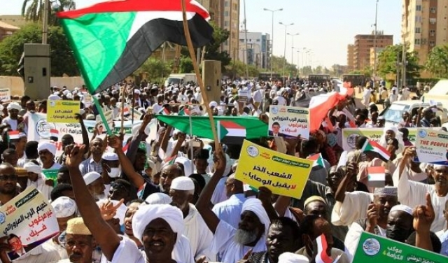 السودان: الجيش وقادة مدنيون يوقعون اتفاقا لتشكيل حكومة مدنية