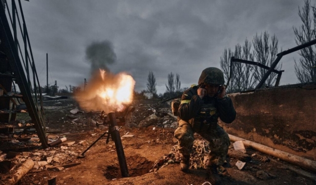 أوكرانيا تقصف أهدافا روسية وموسكو ترد بوابل من الصواريخ
