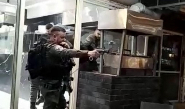 أبو مخ من باقة الغربية: الشرطة اعتدت وأشهرت السلاح ورشت الغاز داخل المطعم