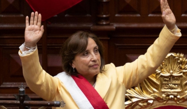 عزل رئيس البيرو رغم دعوته لحلّ البرلمان.. نائبته تؤدي اليمين زعيمة للبلاد 
