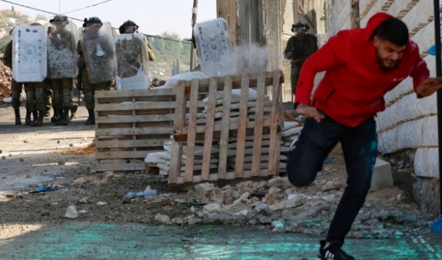 عشرات الإصابات إحداها بالرصاص الحيّ خلال مواجهات مع الاحتلال في الضفة