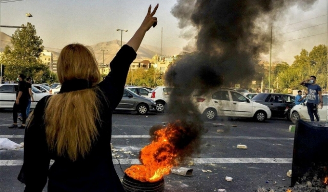 إيران تستدعي السفير البريطاني ردا على دعم بلاده للاحتجاجات
