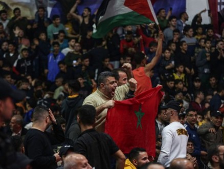 تجّار فلسطينيون: نقص بقمصان المنتخب والأعلام المغربية