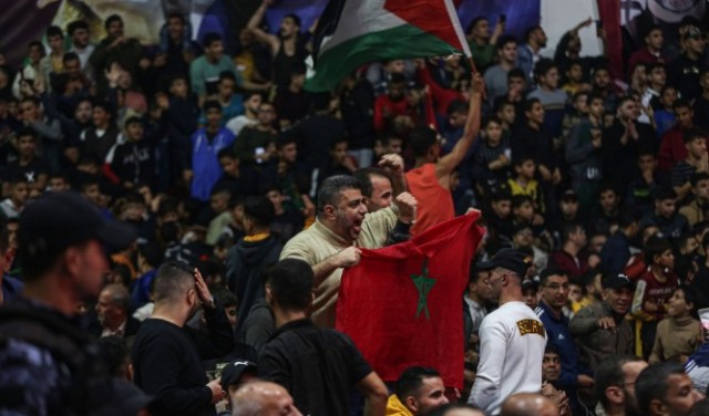 تجّار فلسطينيون: نقص بقمصان المنتخب والأعلام المغربية
