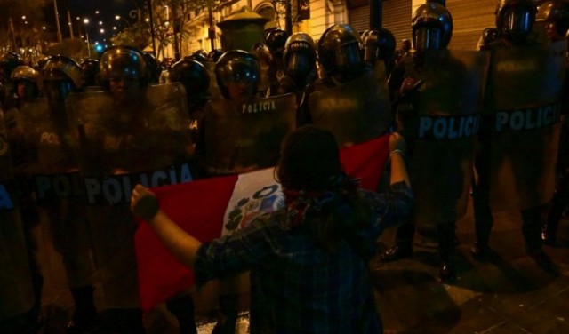 البيرو: مقتل 7 أشخاص في مواجهات بين جنود ومتظاهرين