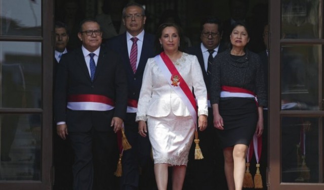 رئيسة البيرو ترفض الاستقالة وتدعو إلى انتخابات مبكرة