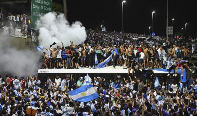 الشرطة الأرجنتينية تقطع مسار اللاعبين للاحتفال مع الجماهير.. اعتقالات وإصابات