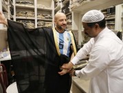 بعد ارتداء ميسي له: إقبال من الأجانب على شراء "البشت" العربيّ في قطر