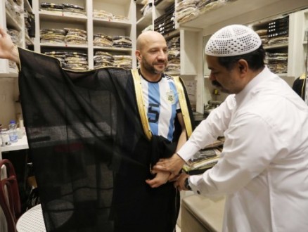 بعد ارتداء ميسي له: إقبال من الأجانب على شراء "البشت" العربيّ في قطر