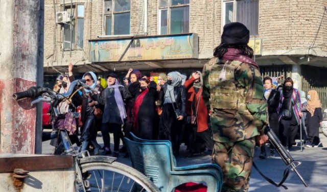 أفغانستان: طالبان تمنع النساء من العمل في المنظمات غير الحكومية