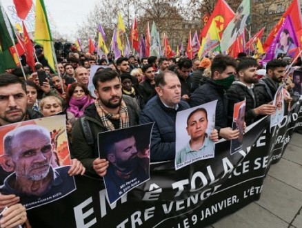 مئات الأكراد السوريين يتظاهرون تنديدا بهجوم باريس